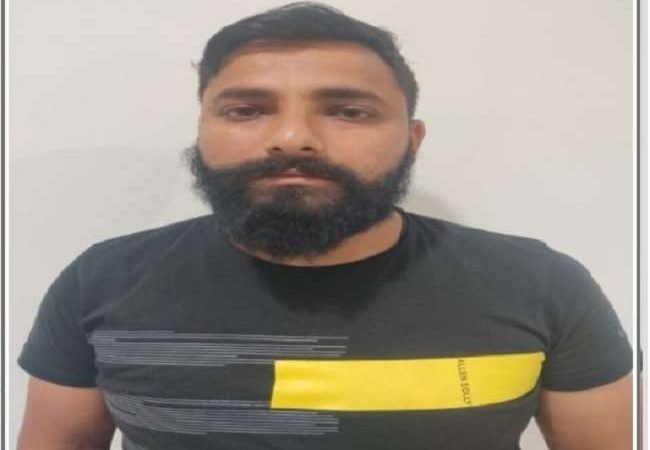 बेरोजगारों से ठगी करने के मामले में सपा नेता स्वामी प्रसाद मौर्य का पूर्व ओएसडी और पांच साथी गिरफ्तार