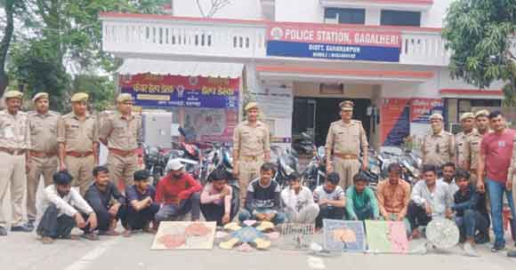 हार-जीत की बाजी लगाकर जुआ खेलते 13 आरोपी गिरफ्तार, दर्जनों फरार