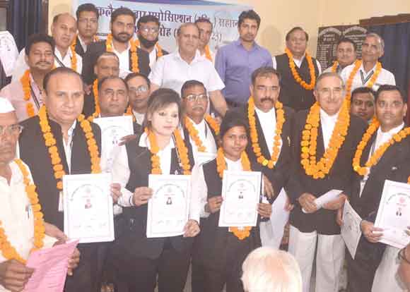 नवनिर्वाचित पदाधिकारियों को दिलाई शपथ