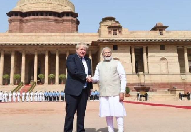 राष्ट्रपति भवन पहुंचने पर PM मोदी ने किया जानसन का स्वागत, ब्रिटिश पीएम बोले- थैंक्यू