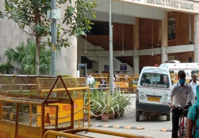 Rohini Court Firing: दिल्ली के रोहिणी कोर्ट में AK-47 से चलाई गई गोली, परिसर में मचा हड़कंप