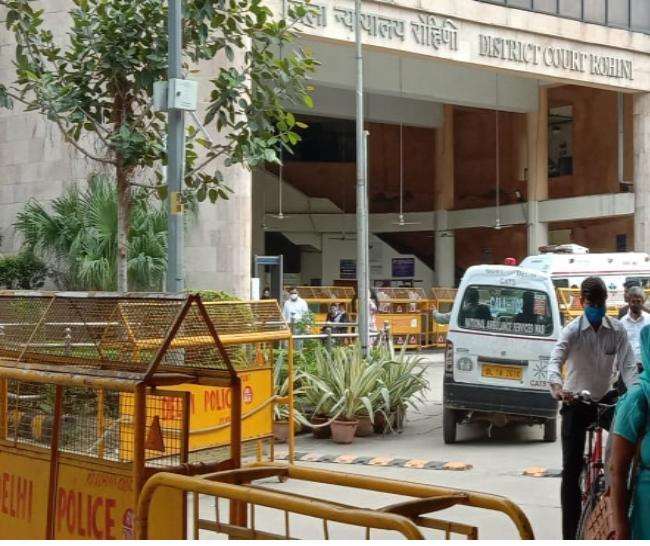 Rohini Court Firing: दिल्ली के रोहिणी कोर्ट में AK-47 से चलाई गई गोली, परिसर में मचा हड़कंप