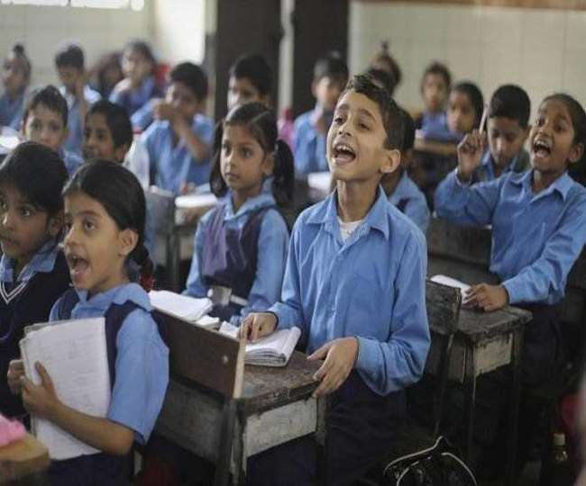 केजरीवाल सरकार ने स्कूलों के लिए जारी की एसओपी, छात्रों से कोरोना के लक्षणों के बारे में रोजाना पूछेंगे शिक्षक