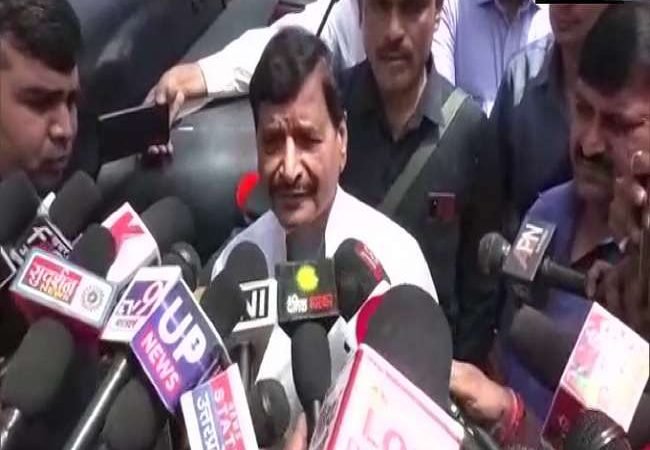 अखिलेश के बाद अब मुलायम के विरोध में शिवपाल, बोले-नेताजी चाह लेते तो जेल से रिहा हो जाते आजम खां