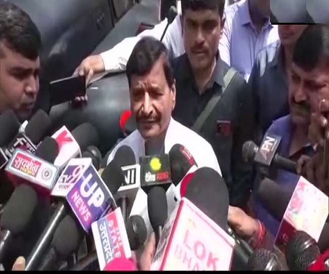 अखिलेश के बाद अब मुलायम के विरोध में शिवपाल, बोले-नेताजी चाह लेते तो जेल से रिहा हो जाते आजम खां