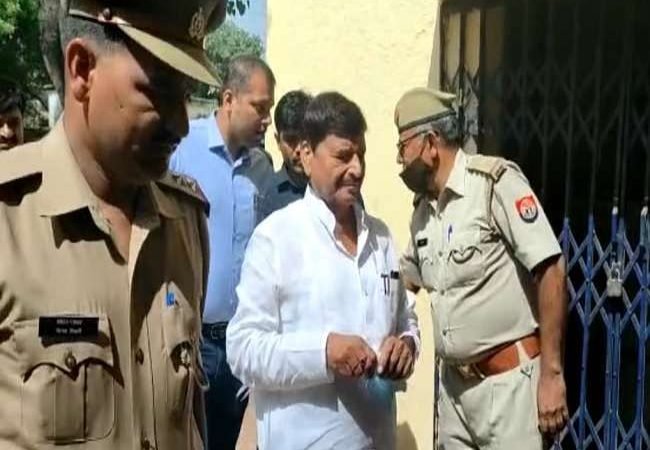 अखिलेश यादव पर बढ़ा दबाव, आजम खां से मिलने सीतापुर जिला जेल पहुंचे शिवपाल सिंह यादव