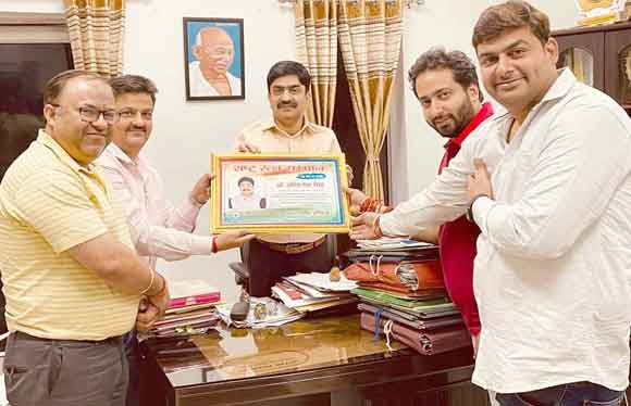 जिलाधिकारी व नगरायुक्त को किया सम्मानित