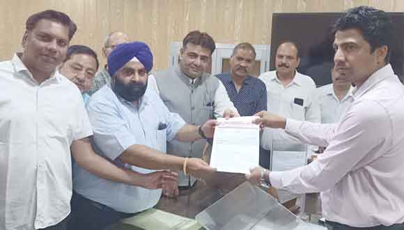 सर्किल रेट वृद्धि को लेकर एमडीएम से मिले व्यापारी प्रतिनिधि