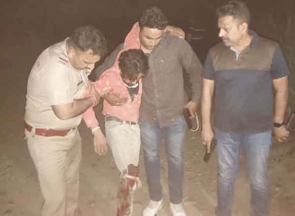 एसओजी व पुलिस ने मुठभेड़ में पकड़ा वांछित बदमाश, साथी फरार