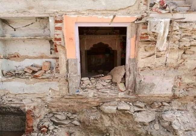 300 साल पुराने मंदिर को ढहाए जाने पर मचा सियासी बवाल, राजगढ़ नगर पालिका अध्यक्ष ने कहा- हमने नहीं तोड़ा