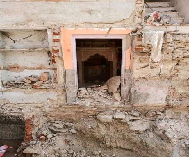 300 साल पुराने मंदिर को ढहाए जाने पर मचा सियासी बवाल, राजगढ़ नगर पालिका अध्यक्ष ने कहा- हमने नहीं तोड़ा