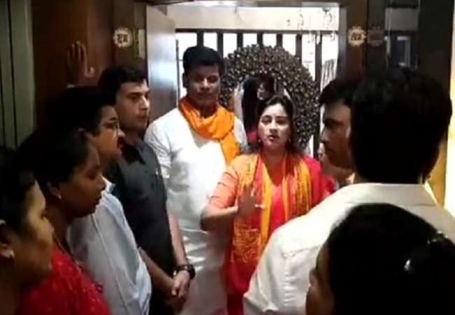 महाराष्ट्र में गरमाया हनुमान चालीसा पाठ का मुद्दा, सांसद नवनीत राणा व उनके पति को शिवसेना कार्यकर्ताओं ने कहा-‘बंटी और बबली’, प्रदर्शन जारी