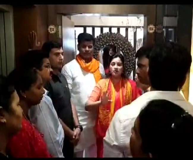 महाराष्ट्र में गरमाया हनुमान चालीसा पाठ का मुद्दा, सांसद नवनीत राणा व उनके पति को शिवसेना कार्यकर्ताओं ने कहा-‘बंटी और बबली’, प्रदर्शन जारी