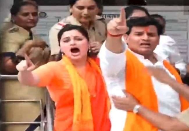 हनुमान चालीसा पाठ मामले में भारी हंगामे के बाद पति समेत सांसद नवनीत राणा गिरफ्तार