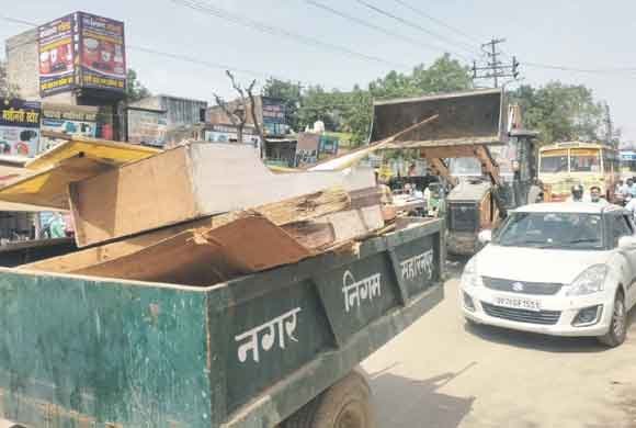 आधा दर्जन दुकानदारों का सामान किया जब्त, जुर्माना भी वसूला