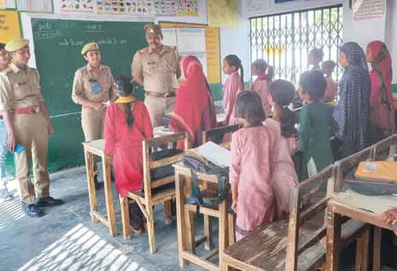 एंटी रोगियों टीम ने छात्राओं व महिलाओं को किया जागरूक