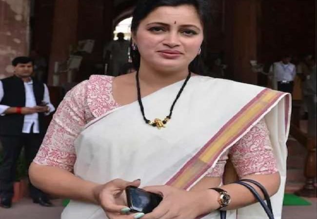 सांसद नवनीत राणा के खिलाफ एक और FIR दर्ज, विधायक पति के साथ बांद्रा कोर्ट में पेशी