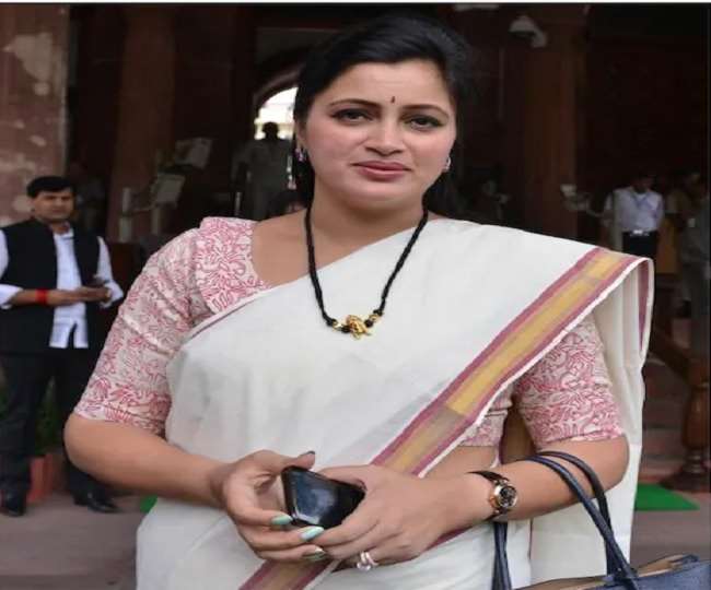 सांसद नवनीत राणा के खिलाफ एक और FIR दर्ज, विधायक पति के साथ बांद्रा कोर्ट में पेशी