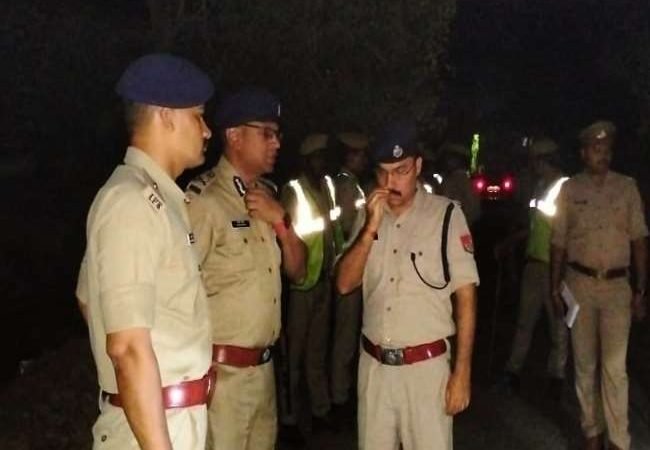 गोरखपुर में पति-पत्नी और बेटी की गला रेतकर हत्या, एकतरफा प्यार में प्रेमी ने दिया घटना का अंजाम