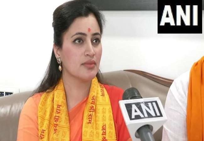 सांसद नवनीत राणा की लोकसभा अध्यक्ष को चिट्ठी, ‘जेल में हो रहा अत्याचार, पुलिसवाले बोल रहे हैं अपशब्द’