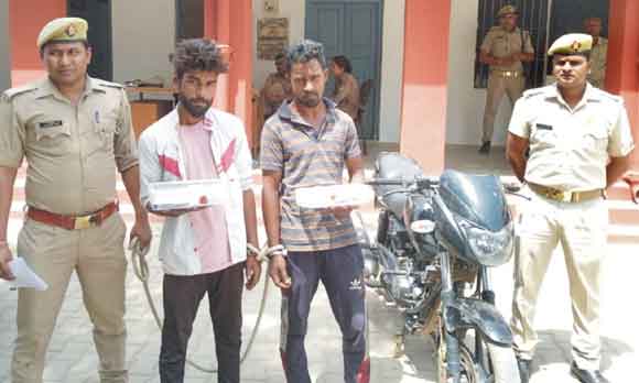 पुलिस के हत्थे चढ़े दो शातिर वाहन चोर, बाइक बरामद
