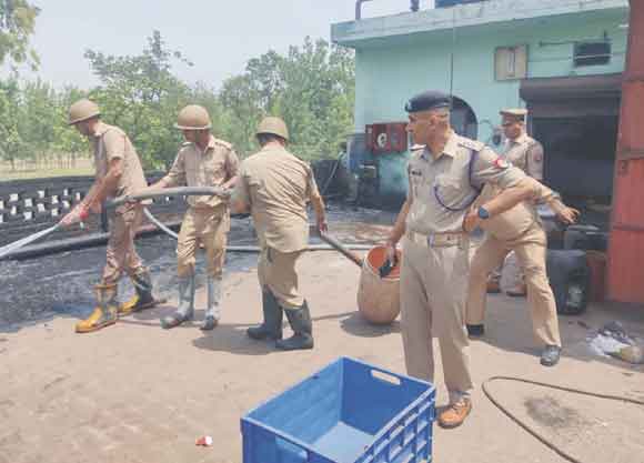 पटाखा फैक्ट्री में आग लगने से मची अफरा-तफरी, आधा दर्जन महिला श्रमिक घायल