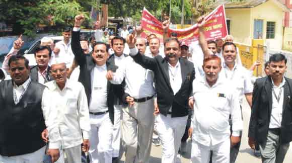 न्याय शुल्क में वृद्धि के खिलाफ अधिवक्ताओं ने जिला जज को सौंपा ज्ञापन