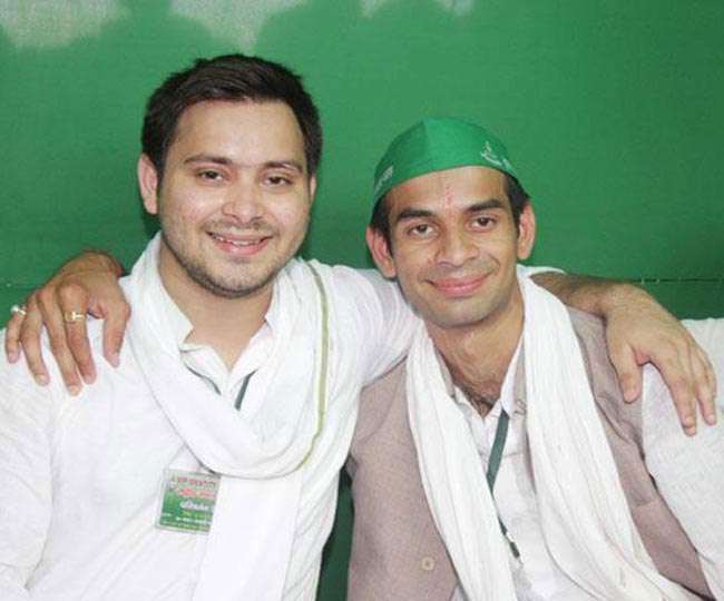 तेज प्रताप साढ़े तीन साल बाद लौटे माता-पिता के घर, राबड़ी आवास के बाहर तेजस्वी संग होर्डिंग लगी- बिहार के दो अनमोल रतन