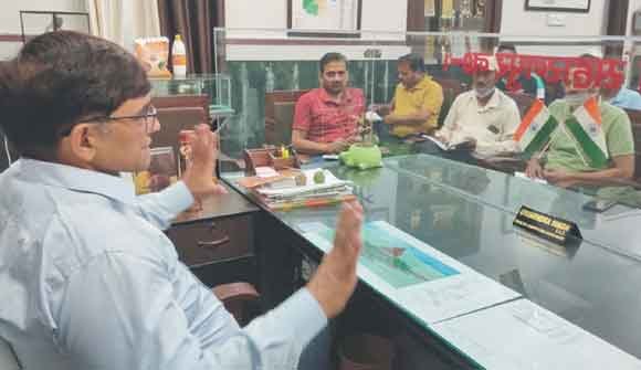 सफाई के प्रति लापरवाह लोगों के प्रति सख्त कदम उठाएं: नगरायुक्त