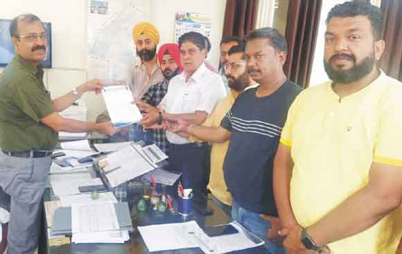 डिप्टी कमिश्नर के निलम्बन की मांग को लेकर व्यापारियों ने सौंपा ज्ञापन
