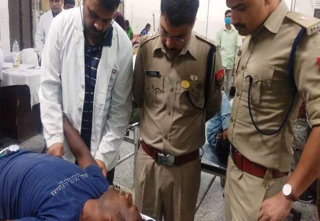 गोरखपुर में पुलिस की बदमाशों से मुठभेड़, चार बदमाश व तीन सिपाहियों को गोली लगी- पुल‍िस टीम को एक लाख का इनाम