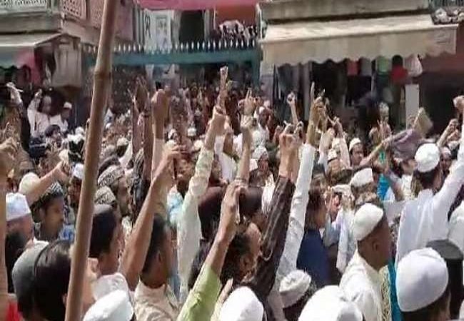 सहारनपुर में सड़क पर नमाज पढ़ने के विरोध के बाद जामा मस्जिद के बाहर हंगामा, नारेबाजी कर जाम लगाया