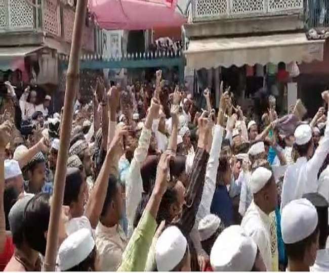 सहारनपुर में सड़क पर नमाज पढ़ने के विरोध के बाद जामा मस्जिद के बाहर हंगामा, नारेबाजी कर जाम लगाया