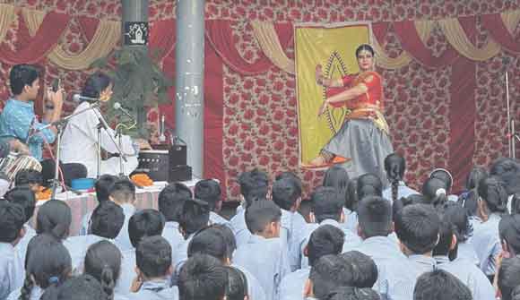 नृत्यांगना विद्यालाल ने दी कत्थक नृत्य की शानदार प्रस्तुति