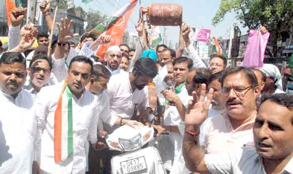 महंगाई के खिलाफ सड़कों पर उतरे कांग्रेस कार्यकर्ता, सौंपा ज्ञापन