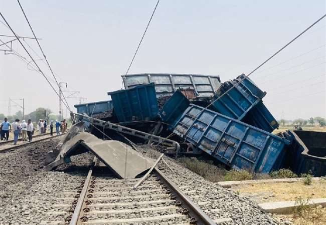 डीएफसी रूट पर न्यू इकदिल स्टेशन के पास मालगाड़ी डिरेल, कोयला लदे 12 वैगन पलटे