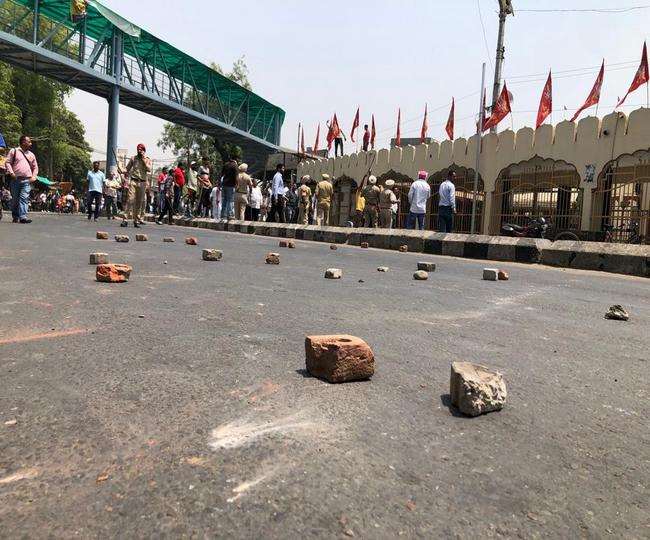पटियाला में कर्फ्यू हटा, लेकिन मोबाइल इंटरनेट पर रोक, आइजी सहित एसएसपी व एसपी का तबादला
