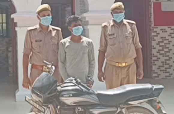 पुलिस के हत्थे चढ़ा शातिर बदमाश, बाइक बरामद