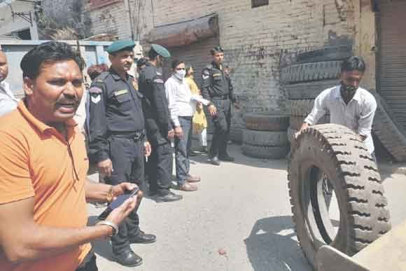 लोगों का जब्त किया सामान, 32 हजार वसूला जुर्माना