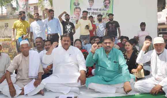 बेतहाशा महंगाई के खिलाफ जिला मुख्यालय पर गरजे रालोद नेता, सौंपा ज्ञापन