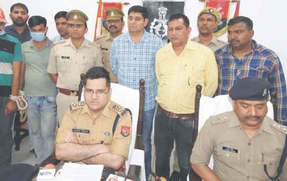 मुठभेड़ में पुलिस ने दबोचे पांच शातिर लुटेरे, टैंट व्यापारी के यहां हुई लूट का खुलासा