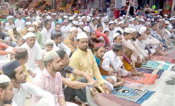 कड़ी सुरक्षा के बीच अता की रमजान के पहले जुमे की नमाज