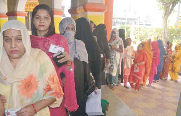 कड़ी सुरक्षा व्यवस्था के बीच मतदाताओं ने डाले वोट