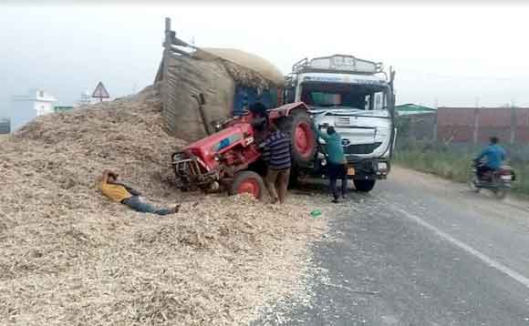 खनन से भरे ट्रक ने ट्रेक्टर ट्राली में मारी टक्कर, चालक घायल