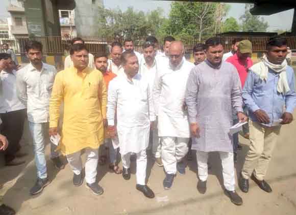 राज्यमंत्री कुंवर ब्रिजेश सिंह ने खण्ड विकास कार्यालय स्थित बूथ पर डाला अपना वोट