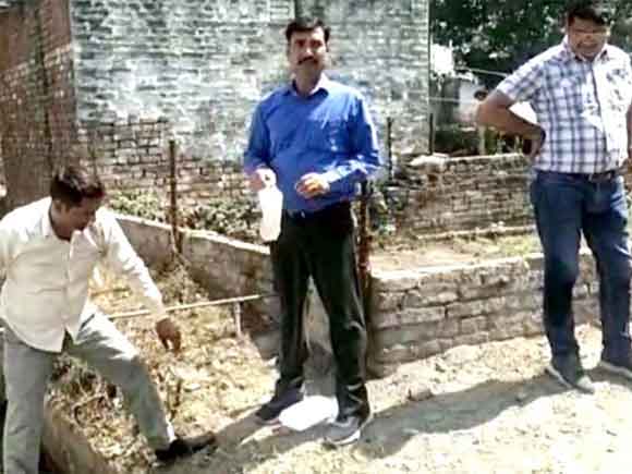 नूरपुर नाले के दूषित पानी का सैंपल लेने पहुंची टीम