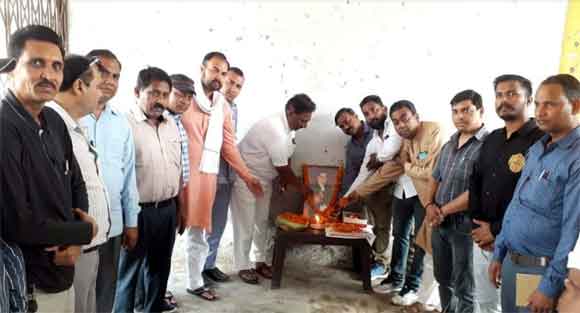 बाबा साहेब भीमराव आंबेडकर को अर्पित की पुष्पांजलि