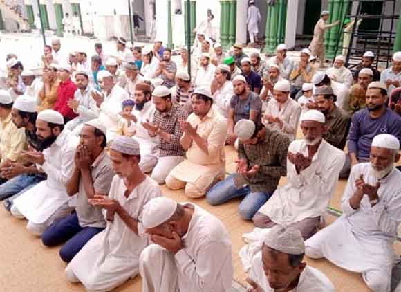 तीसरे जुमा की नमाज के उपरांत की देश व दुनिया मे अमन चैन की दुआ