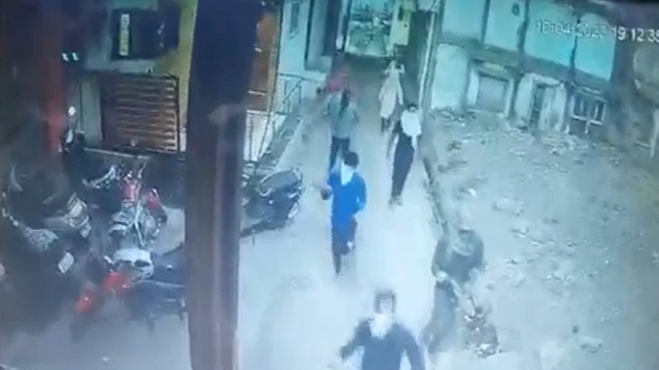 खरगोन में रामनवमी पर इस तरह की गई तलवारबाजी-बमबाजी
