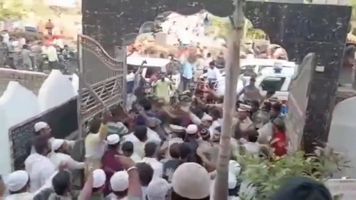 आंध्र प्रदेश: BJP नेता का आरोप, हनुमान शोभा यात्रा पर फेंकी गई बियर की बोतलें